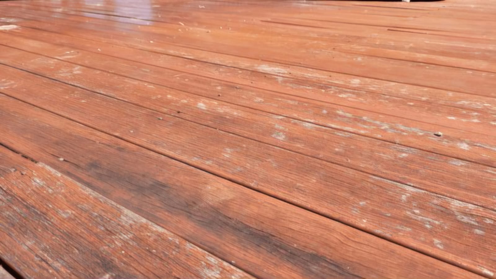 Madera sin tratamiento deteriorada
